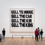 una tela bianca in un museo minimale con la gente che l’ammira, con delle scritte in stencil nere, che scivono: “VENDI LA CASA VENDI LA MACCHINA VENDI I BAMBINI”
